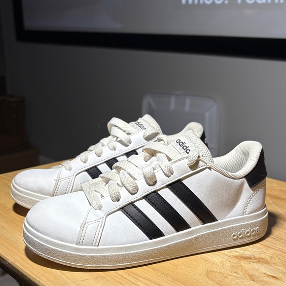 Adidas Classic Sneakers | kids 2 | white black | GUC - Picture 4 of 6